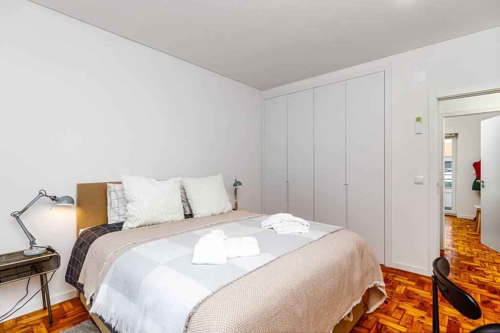 Second Bedroom - 160x200 bed and ample working spoace - Augusto - your family house in the heart of Lisbon - Lisbon