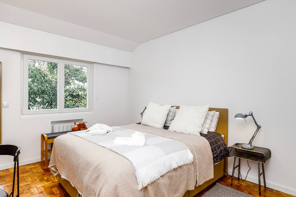 Second Bedroom - 160x200 bed and ample working spoace - Augusto - your family house in the heart of Lisbon - Lisbon