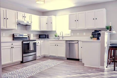 Sleeps 12! 5 BDRM-2 Kings,3 Queens-Deck & Patio-Mins to PI & Beaufort