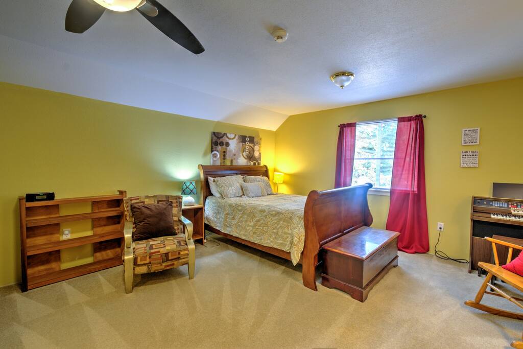 Third floor bedroom with queen sized bed and sitting area. - Grand 'Del Mar Chateau' Gig Harbor House! - Gig Harbor