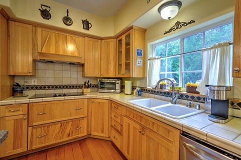Full kitchen to include toaster oven, dishwasher, cooktop stove.