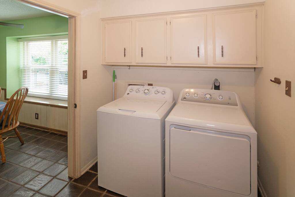 Laundry room, right off the breakfast nook, with GE washer and dryer. - Spacious & Quiet 4 bed/3.5 bath home in Katy - Katy