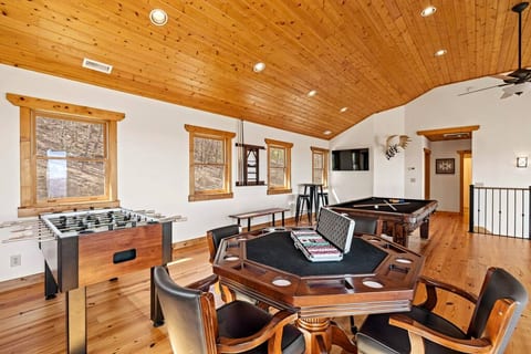 Sleeps 16 - Long Range Views -Private Ski Cabin