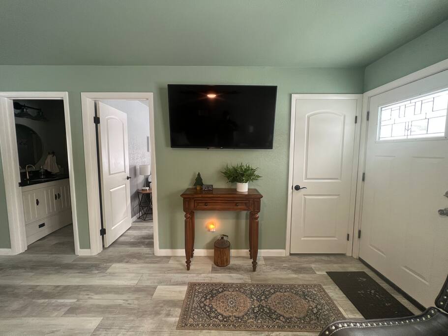 TV and Front Entrance - 5 Minutes To South Higgins Lake State Park - Roscommon