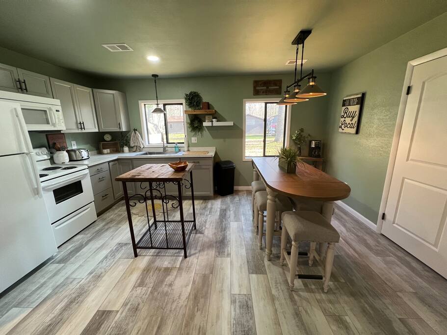 Kitchen & Dining area. - 5 Minutes To South Higgins Lake State Park - Roscommon