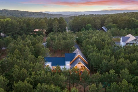 *New Luxury Cabin | Hot Tub | Foosball | Fireplace