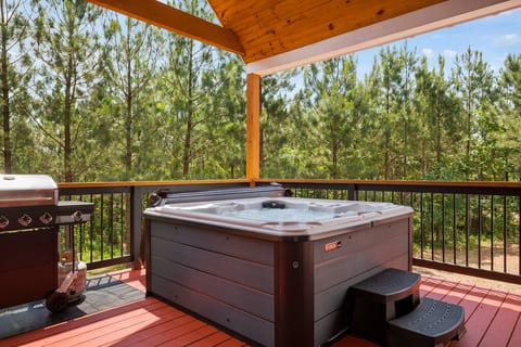 *New Luxury Cabin | Hot Tub | Foosball | Fireplace