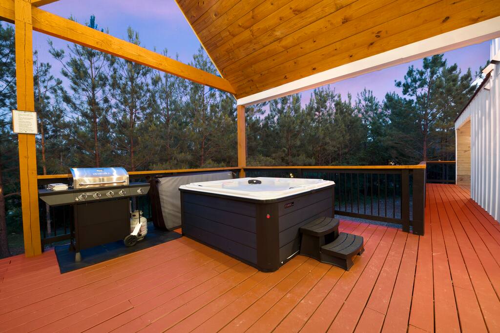 *New Luxury Cabin | Hot Tub | Foosball | Fireplace - Broken Bow