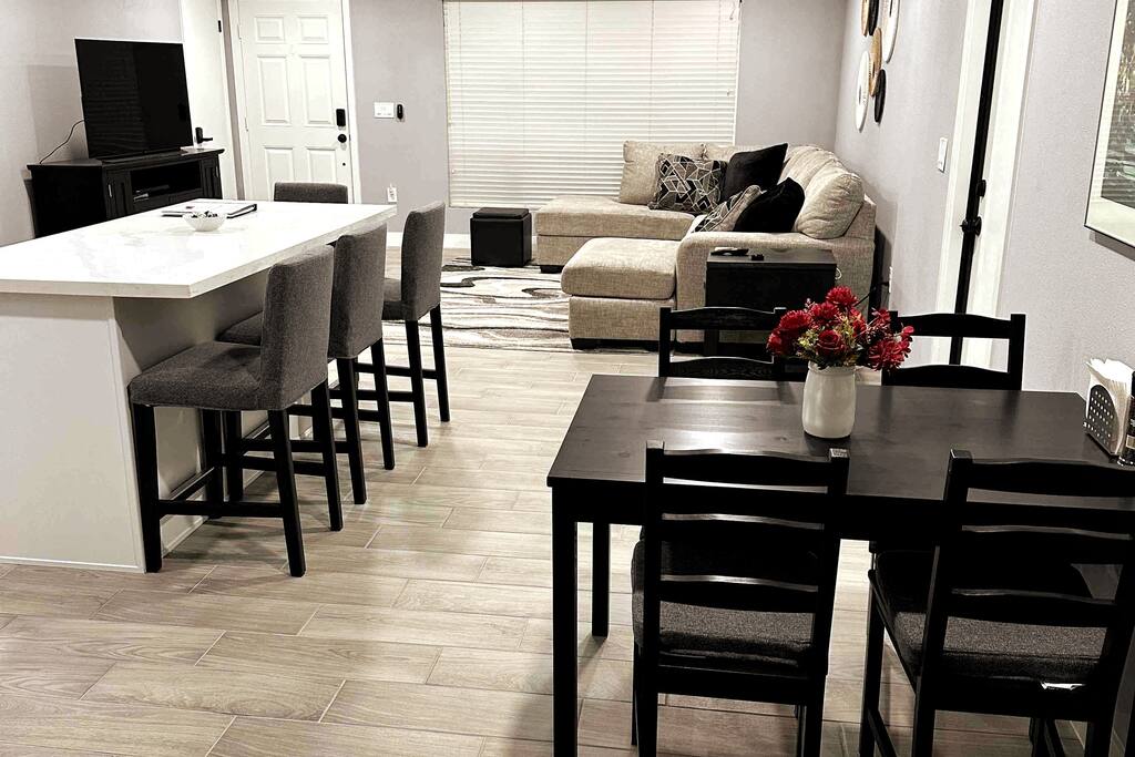 Another view of the eating area and kitchen looking towards the front door.