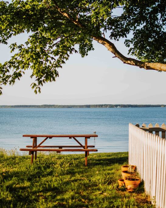 The best spot for briny oysters, happy hour cheese boards, and mid-summer cookouts - Cozy Waterfront Getaway Fireplace/Kayaks/Fire Pit - Locust Hill