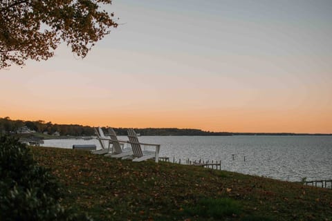 Cozy Waterfront Getaway Fireplace/Kayaks/Fire Pit