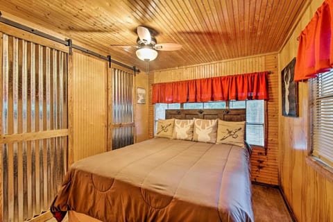 Queen Bed in Hunting Daze