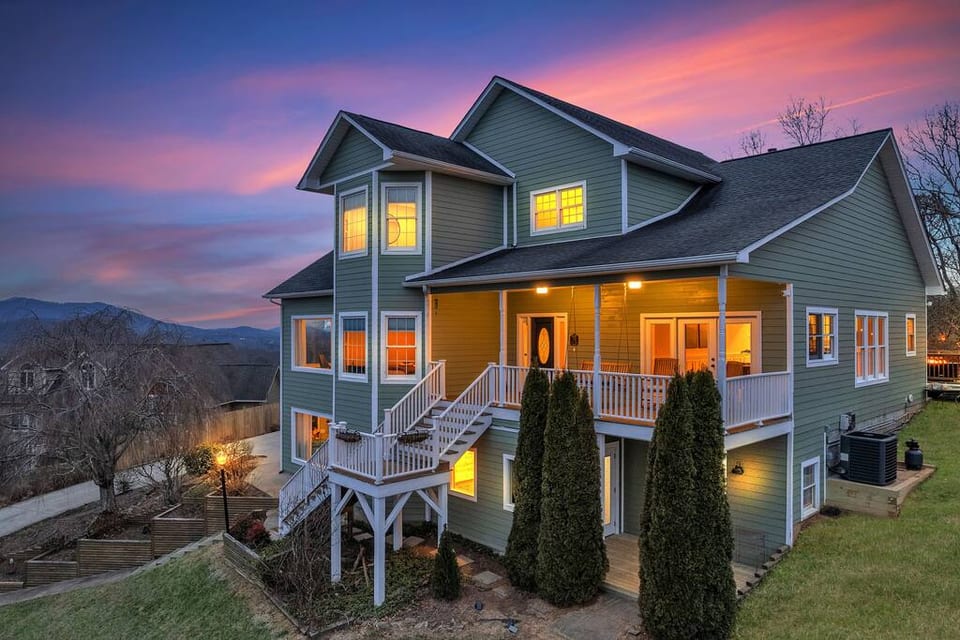 Asheville 7/4 Mansion, Views, Pool, Spa, Gameroom - Asheville