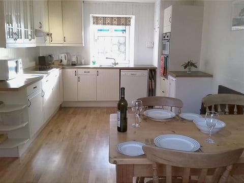 Spacious and well-equipped kitchen/dining room