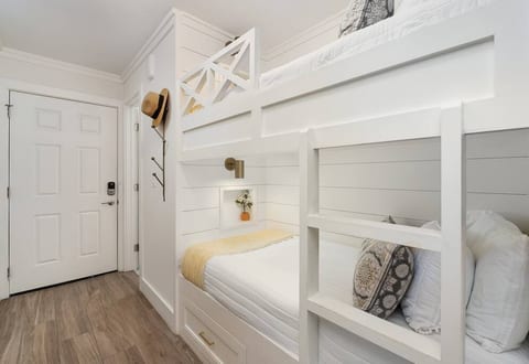 KC Coastal • 30A Studio w/ King • Steps to Gulf