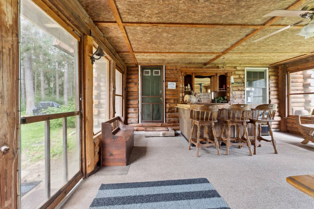 Screened-in porch/breezeway connecting the lodge and cabin. Amazing decor to relax, eat, and enjoy nature without the bugs. Screened-in porch/breezeway connecting the lodge and cabin. Amazing decor to relax, eat, and enjoy nature without the bugs. - Eagle Bluff Estate - Mauston