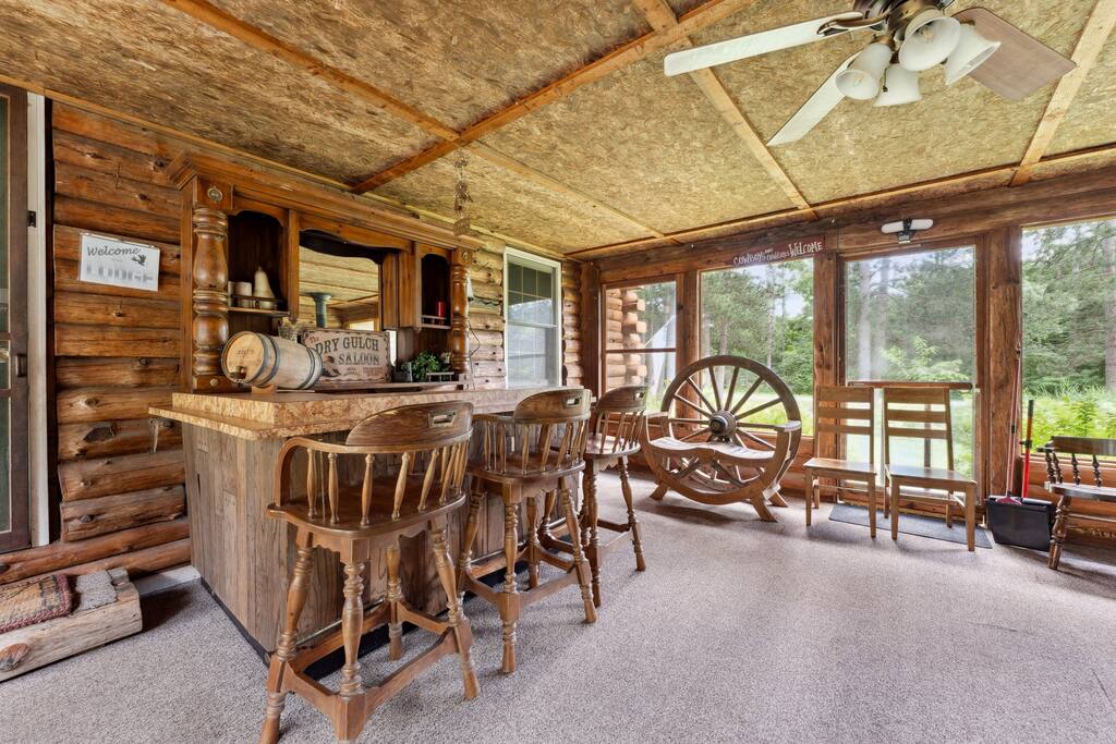 Screened-in porch/breezeway connecting the lodge and cabin. Amazing decor to relax, eat, and enjoy nature without the bugs. Screened-in porch/breezeway connecting the lodge and cabin. Amazing decor to relax, eat, and enjoy nature without the bugs. - Eagle Bluff Estate - Mauston