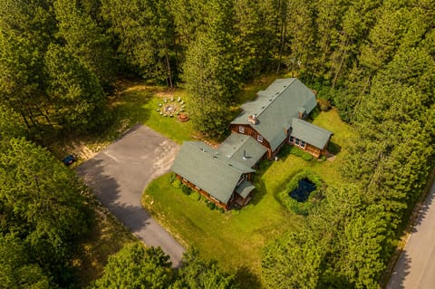 Private woodland retreat with fire pit, pond, and spacious grounds