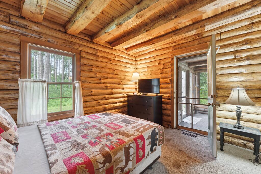 Main level lodge full bed includes Roku TV, dresser, alarm clock with USB charger, portable fan, extra pillow and blankets, closet with hangers, and access to the screened-in porch Main level lodge full bed includes Roku TV, dresser, alarm clock with USB charger, portable fan, extra pillow and blankets, closet with hangers, and access to the screened-in porch - Eagle Bluff Estate - Mauston