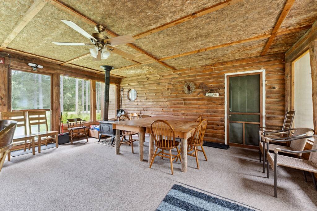 Screened-in porch/breezeway connecting the lodge and cabin. Amazing decor to relax, eat, and enjoy nature without the bugs. Screened-in porch/breezeway connecting the lodge and cabin. Amazing decor to relax, eat, and enjoy nature without the bugs. - Eagle Bluff Estate - Mauston