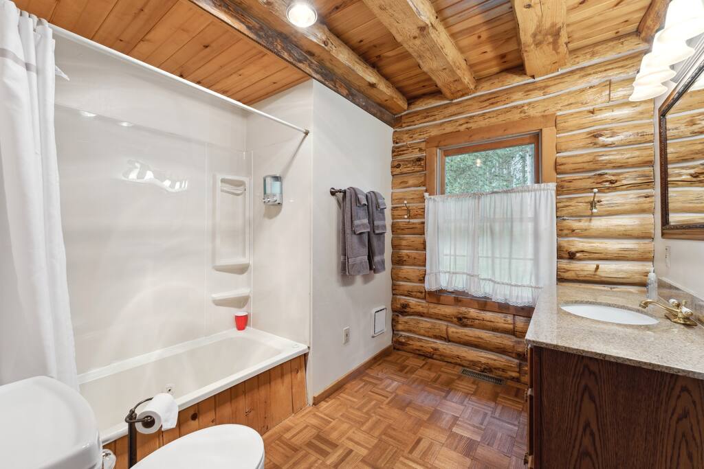Lodge main-level full bathroom with jetted tub/shower, shampoo, conditioner, body wash, soap, hairdryer, towels, washcloths, and extra towels. Lodge main-level full bathroom with jetted tub/shower, shampoo, conditioner, body wash, soap, hairdryer, towels, washcloths, and extra towels. - Eagle Bluff Estate - Mauston