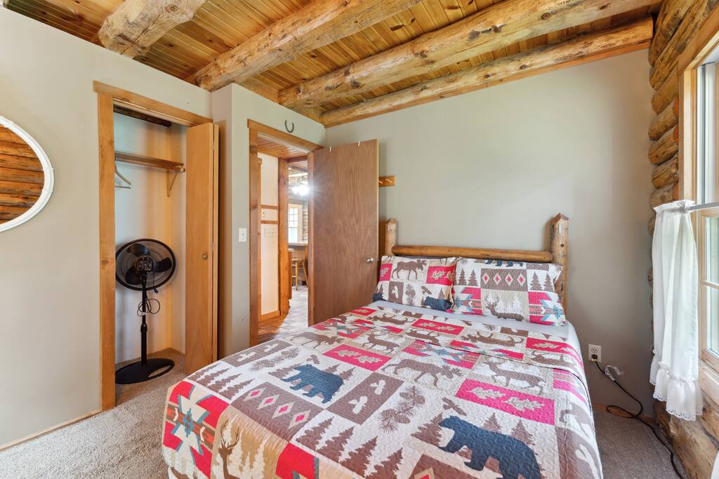 Main level lodge full bed includes Roku TV, dresser, alarm clock with USB charger, portable fan, extra pillow and blankets, closet with hangers, and access to the screened-in porch Main level lodge full bed includes Roku TV, dresser, alarm clock with USB charger, portable fan, extra pillow and blankets, closet with hangers, and access to the screened-in porch - Eagle Bluff Estate - Mauston
