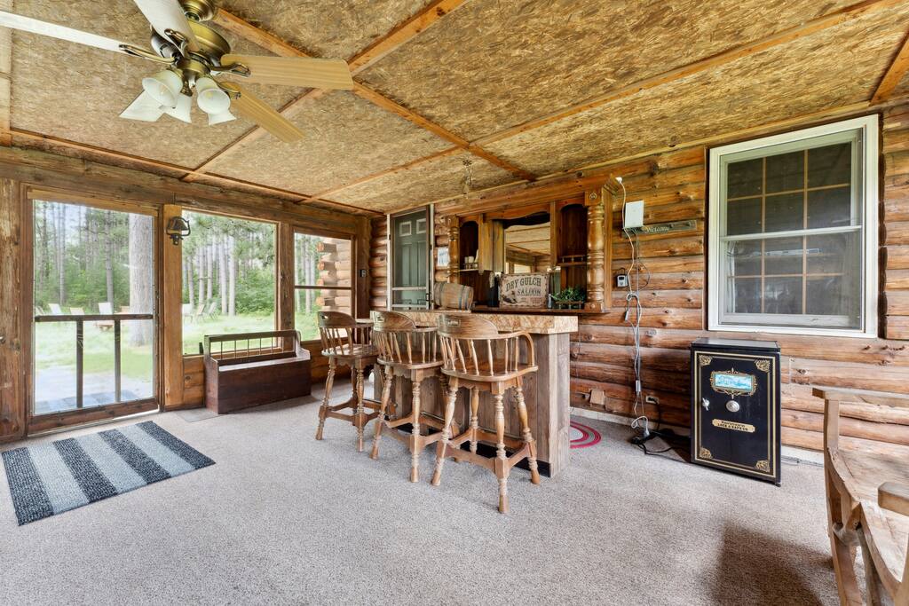 Screened-in porch/breezeway connecting the lodge and cabin. Amazing decor to relax, eat, and enjoy nature without the bugs. Screened-in porch/breezeway connecting the lodge and cabin. Amazing decor to relax, eat, and enjoy nature without the bugs. - Eagle Bluff Estate - Mauston
