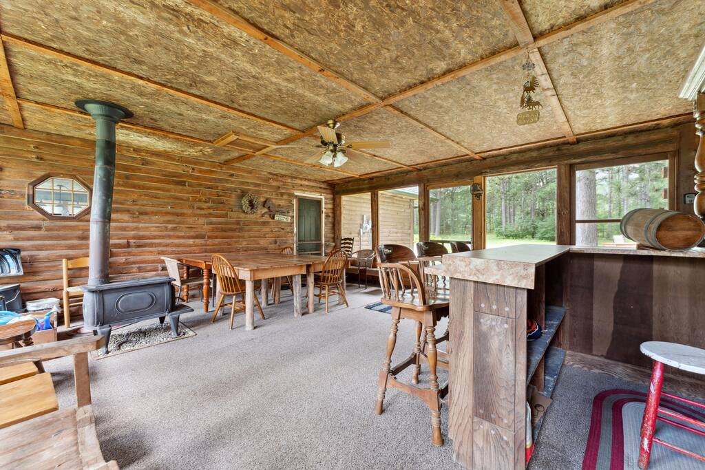 Screened-in porch/breezeway connecting the lodge and cabin. Amazing decor to relax, eat, and enjoy nature without the bugs. Screened-in porch/breezeway connecting the lodge and cabin. Amazing decor to relax, eat, and enjoy nature without the bugs. - Eagle Bluff Estate - Mauston