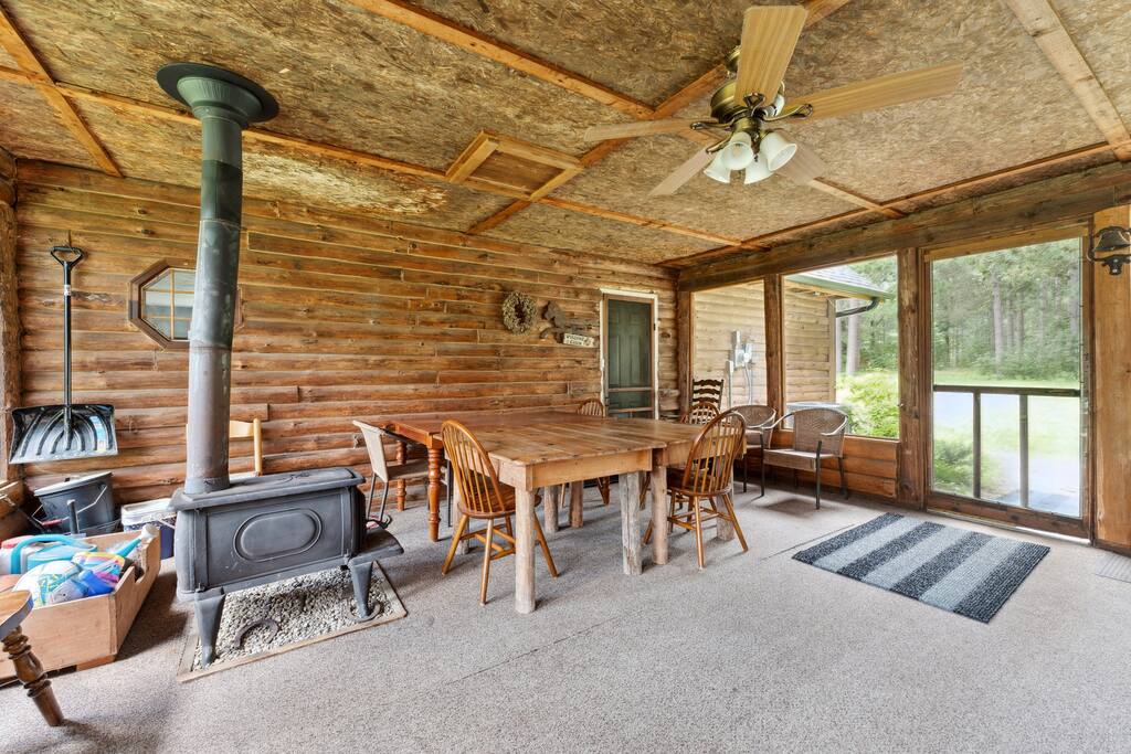 Screened-in porch/breezeway connecting the lodge and cabin. Amazing decor to relax, eat, and enjoy nature without the bugs. Screened-in porch/breezeway connecting the lodge and cabin. Amazing decor to relax, eat, and enjoy nature without the bugs. - Eagle Bluff Estate - Mauston