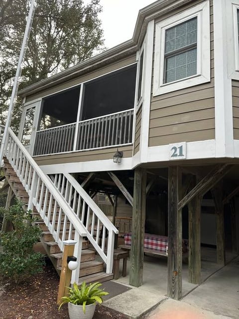 Spacious 4bd Raised Beach House Block From Ocean!