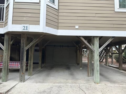 Spacious 4bd Raised Beach House Block From Ocean!