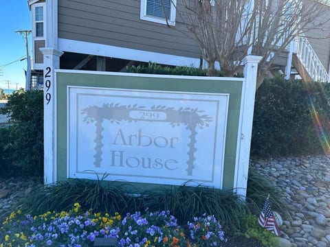 Spacious 4bd Raised Beach House Block From Ocean!