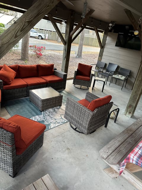 Spacious 4bd Raised Beach House Block From Ocean!