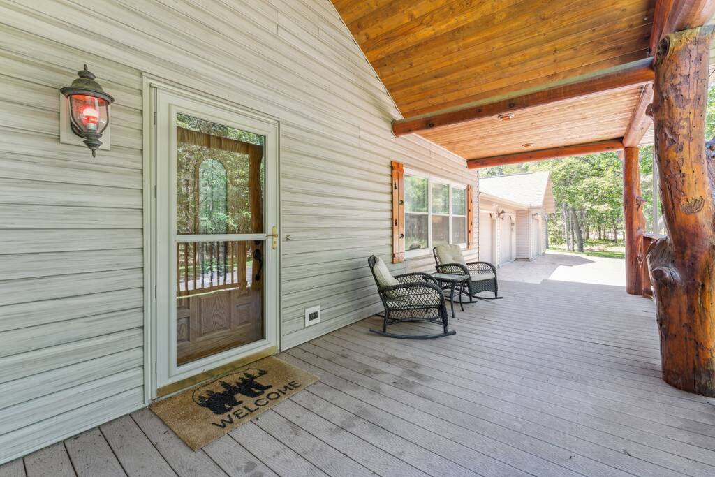 Front porch featuring 4 wicker chairs, end tables for drink placement, swing, and amazing scenic views. Front porch featuring 4 wicker chairs, end tables for drink placement, swing, and amazing scenic views. - Bear Cove Escape - Lyndon Station