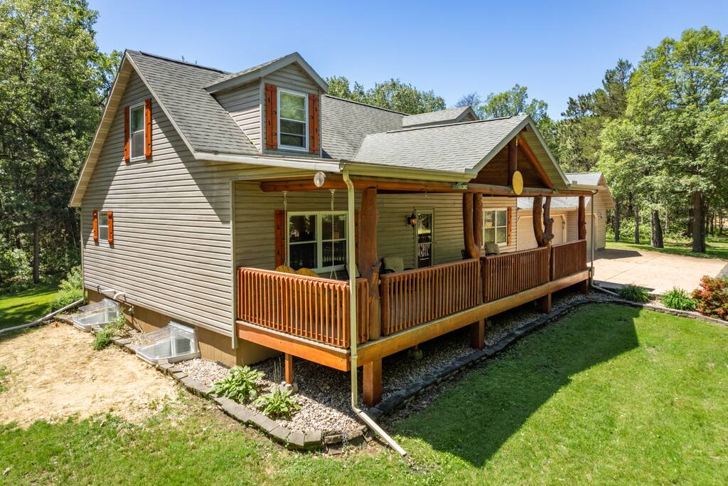Front of home: porch with 4 wicker chairs, end tables for drink placement, swing, 2 garage spots for guests, and amazing scenic views Front of home: porch with 4 wicker chairs, end tables for drink placement, swing, 2 garage spots for guests, and amazing scenic views - Bear Cove Escape - Lyndon Station