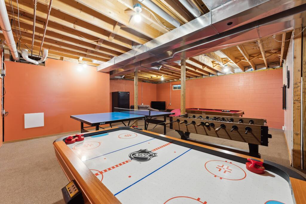 Game room in basement: includes ping pong, foosball, air hockey, pool, dartboard and PS4. Also has a full fridge for cold drinks and a full bathroom so you don't have to leave the game room Game room in basement: includes ping pong, foosball, air hockey, pool, dartboard and PS4. Also has a full fridge for cold drinks and a full bathroom so you don't have to leave the game room - Bear Cove Escape - Lyndon Station