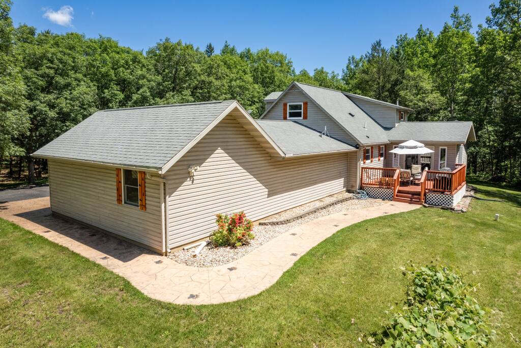 Table w/umbrella, 8 chairs, 2 kids chairs, gas and charcoal grills, great view with our classic Bear Cove Escape bear paw walkway. Table w/umbrella, 8 chairs, 2 kids chairs, gas and charcoal grills, great view with our classic Bear Cove Escape bear paw walkway. - Bear Cove Escape - Lyndon Station