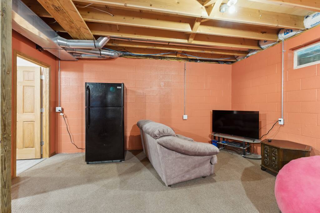 Game room in basement: includes ping pong, foosball, air hockey, pool, dartboard and PS4. Also has a full fridge for cold drinks and a full bathroom so you don't have to leave the game room Game room in basement: includes ping pong, foosball, air hockey, pool, dartboard and PS4. Also has a full fridge for cold drinks and a full bathroom so you don't have to leave the game room - Bear Cove Escape - Lyndon Station