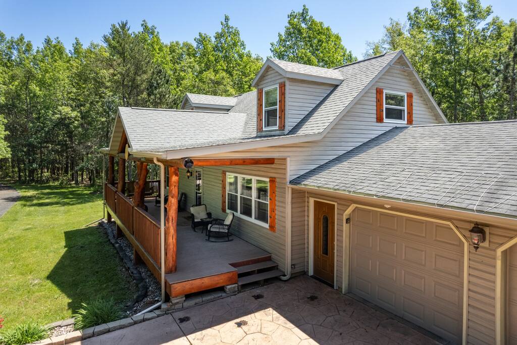 Front of home: porch with 4 wicker chairs, end tables for drink placement, swing, 2 garage spots for guests, and amazing scenic views Front of home: porch with 4 wicker chairs, end tables for drink placement, swing, 2 garage spots for guests, and amazing scenic views - Bear Cove Escape - Lyndon Station