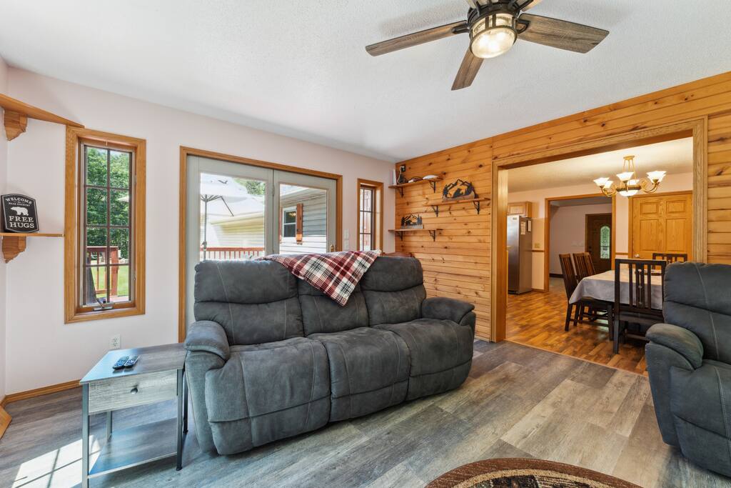 Fireplace room: features couch and loveseat, each with 2 recliners, fireplace, Roku TV Fireplace room: features couch and loveseat, each with 2 recliners, fireplace, Roku TV - Bear Cove Escape - Lyndon Station