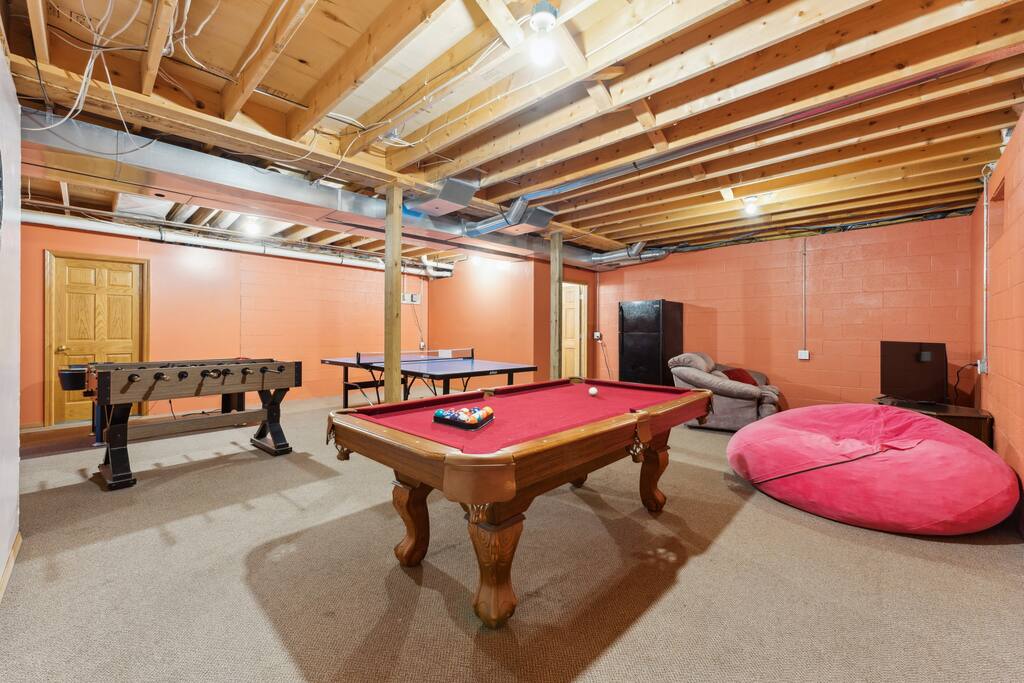 Game room in basement: includes ping pong, foosball, air hockey, pool, dartboard and PS4. Also has a full fridge for cold drinks and a full bathroom so you don't have to leave the game room Game room in basement: includes ping pong, foosball, air hockey, pool, dartboard and PS4. Also has a full fridge for cold drinks and a full bathroom so you don't have to leave the game room - Bear Cove Escape - Lyndon Station