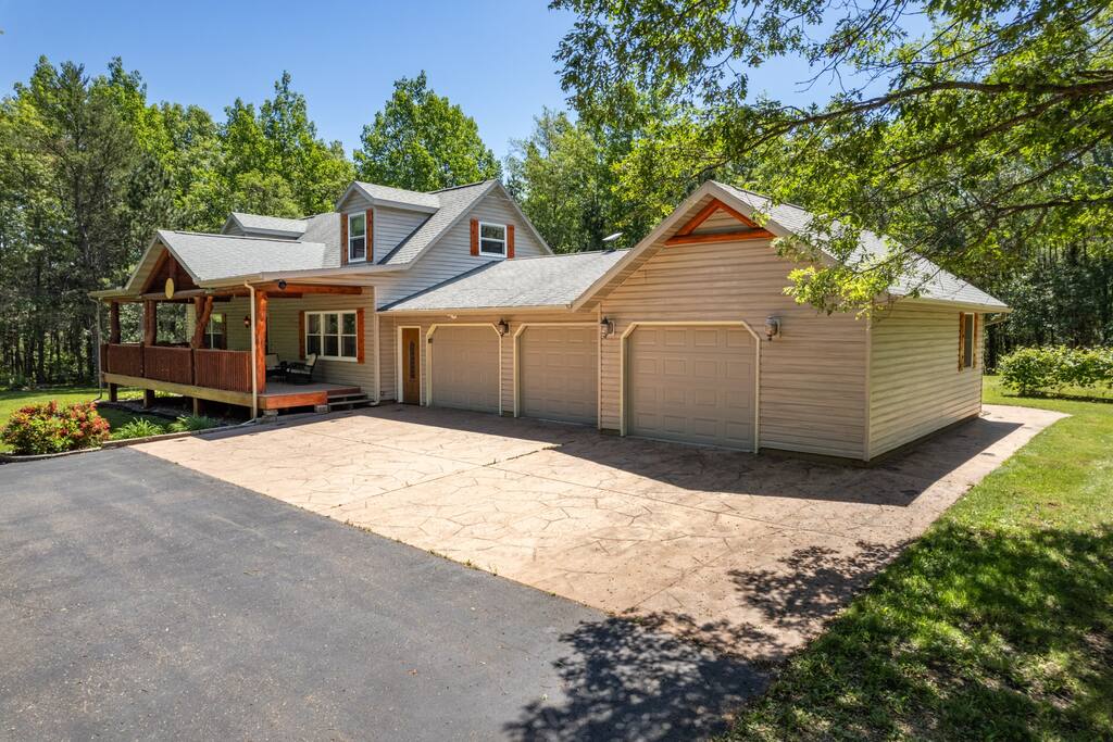 Front of home: porch with 4 wicker chairs, end tables for drink placement, swing, 2 garage spots for guests, and amazing scenic views Front of home: porch with 4 wicker chairs, end tables for drink placement, swing, 2 garage spots for guests, and amazing scenic views - Bear Cove Escape - Lyndon Station