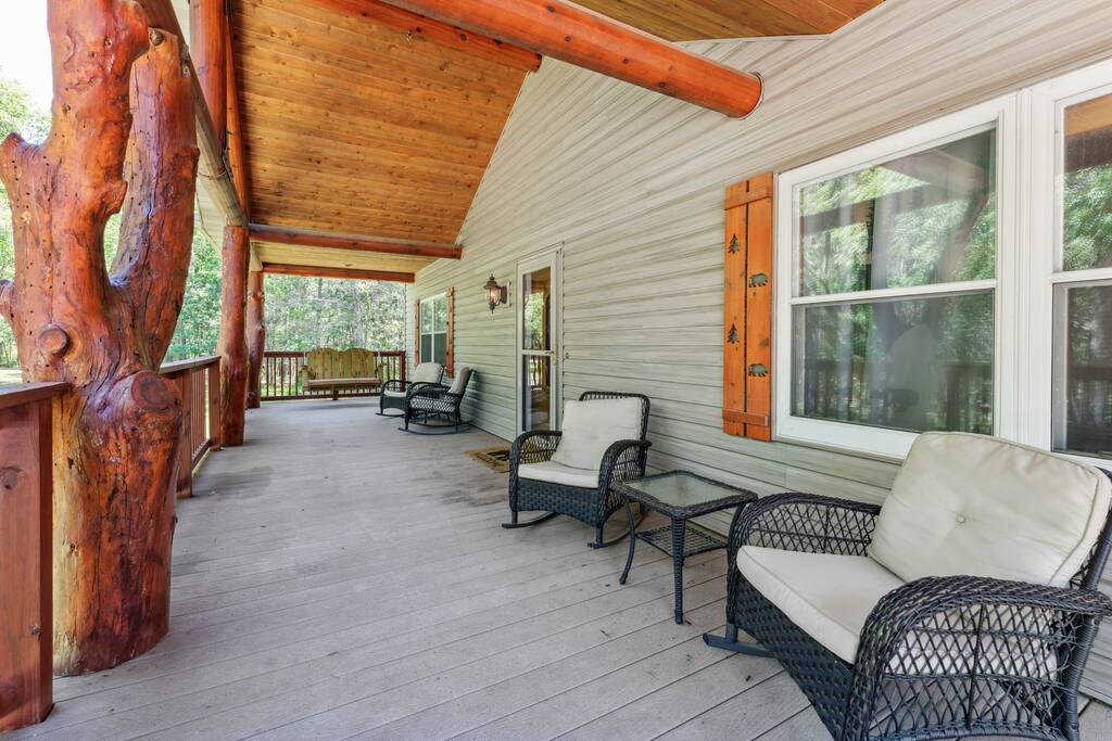 Front porch featuring 4 wicker chairs, end tables for drink placement, swing, and amazing scenic views. Front porch featuring 4 wicker chairs, end tables for drink placement, swing, and amazing scenic views. - Bear Cove Escape - Lyndon Station