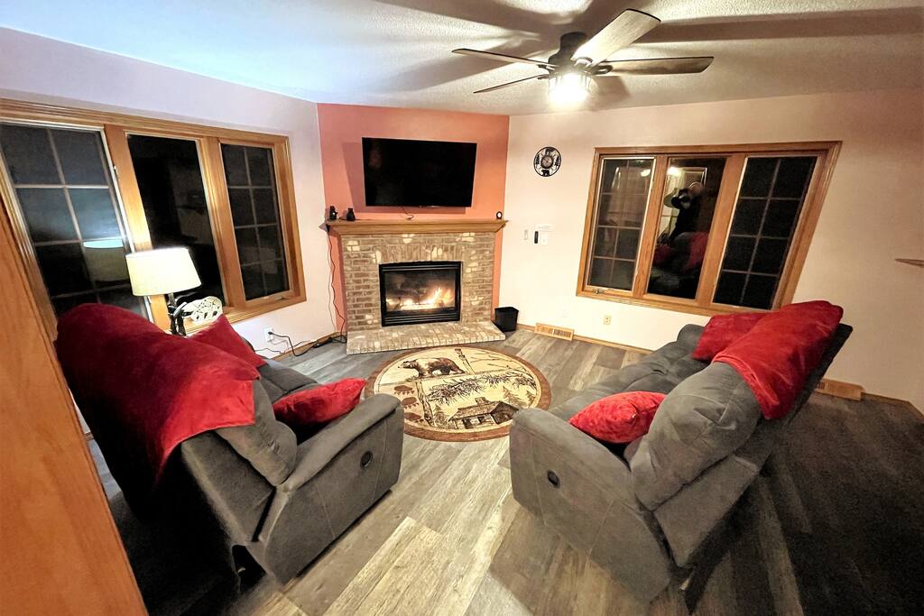 Fireplace room: features couch and loveseat, each with 2 recliners, fireplace, Roku TV Fireplace room: features couch and loveseat, each with 2 recliners, fireplace, Roku TV - Bear Cove Escape - Lyndon Station