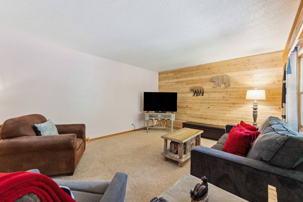 Living room with sleeper couch, recliner, chair, Roku tv, and blu-ray player with lots of movies. Relax with the family and watch a movie. Living room with sleeper couch, recliner, chair, Roku tv, and blu-ray player with lots of movies. Relax with the family and watch a movie. - Bear Cove Escape - Lyndon Station