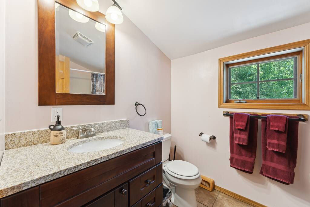 Full bathroom with bathtub, toilet, sink and vanity, shower gel, conditioner, shampoo, and towels supplied. Full bathroom with bathtub, toilet, sink and vanity, shower gel, conditioner, shampoo, and towels supplied. - Bear Cove Escape - Lyndon Station