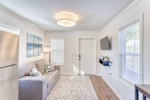 In the cozy living room, enjoy high speed wireless internet and access to log in to all your favorite streaming services. Don't worry about forgetting to log out, you will automatically be logged out on the morning or your checkout.