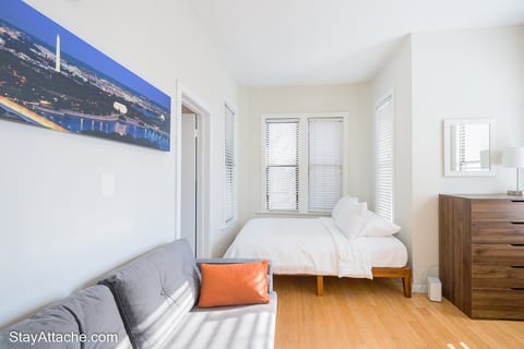 Sunny, top floor studio in Dupont Circle DC.