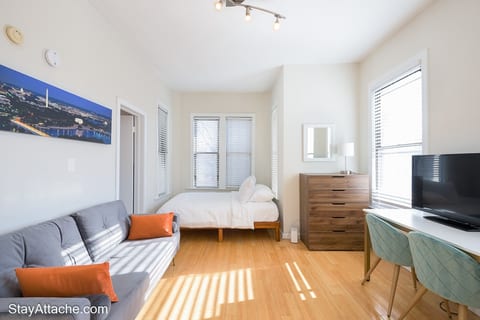 Sunny, top floor studio in Dupont Circle DC.