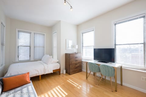 Sunny, top floor studio in Dupont Circle DC.